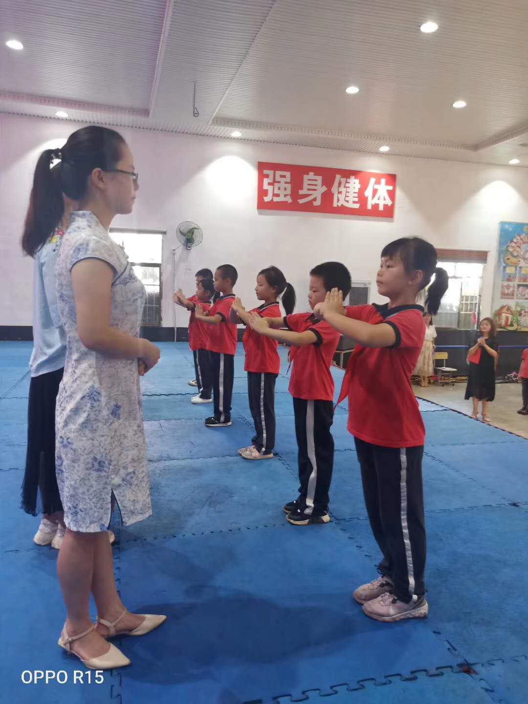 教师节学生给老师献花